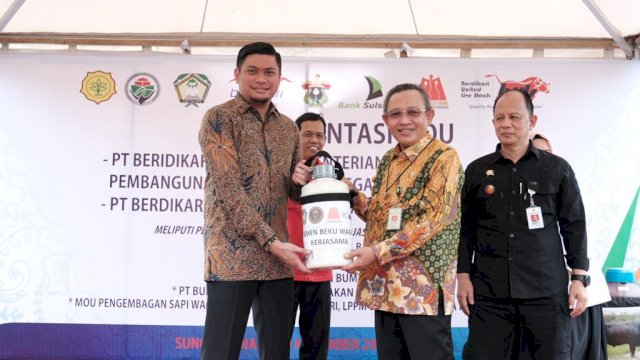 Bupati Gowa Adnan Purichta Ichsan dan Ditjen PKH Kementerian Pertanian RI, Nasrullah saat menyerahkan sperma sapi wagyu secara simbolik. Kabupaten Gowa satu-satunya daerah di Indonesia yang akan melaksanakan pengembangan peternakan sapi wagyu. (Dok. Humas Gowa)
