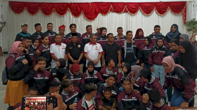 Wakil Bupati Muna Bachrun Labuta, saat melepas para atlet menuju Porprov di Kota Baubau dan Kabupaten Buton, Minggu (20/11/2022). (Foto: Rustam / Republiknews.co.id)