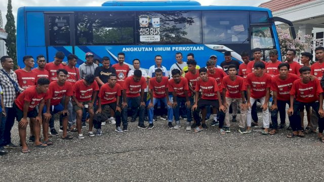 Tim Pesepak Bola Kabupaten Muna yabg akan berlaga di Porprov Sultra yang diselenggarakan di Kabupaten Buton dan Kota Baubau. (Foto: Rustam / Republiknews.co.id)