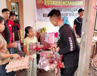 Jatanras Polres Gowa Salurkan Bantuan ke Pengungsi Korban Longsor