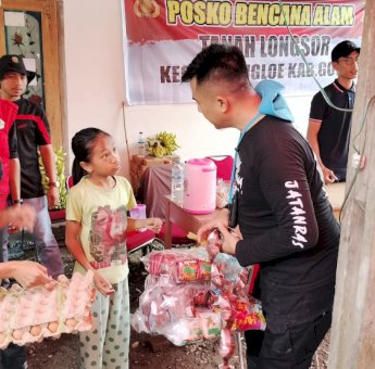 Jatanras Polres Gowa Salurkan Bantuan ke Pengungsi Korban Longsor