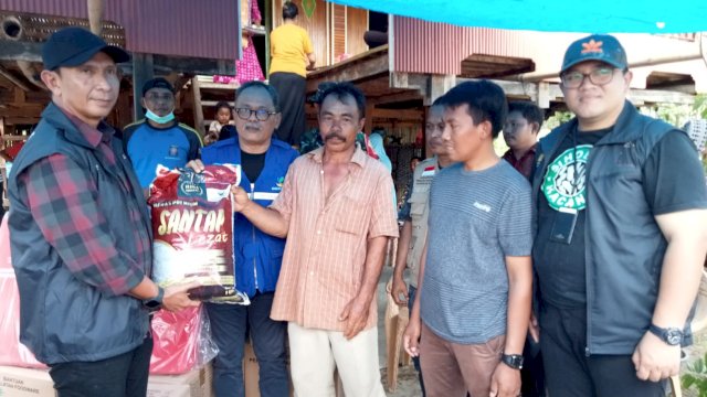 Penyaluran bantuan oleh Pemprov Sulsel untuk korban bencana banjir di Kabupaten Jeneponto, Minggu (20/11/2022). (Istimewa)