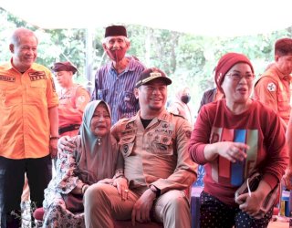 Bupati Gowa Serahkan Langsung Bantuan Ahli Waris dan Warga Terdampak Bencana Longsor di Parangloe