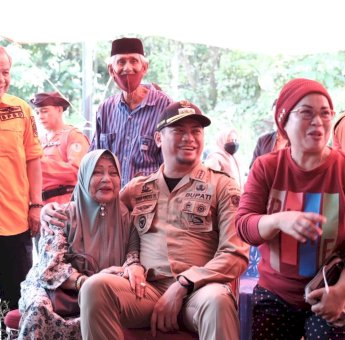 Bupati Gowa Serahkan Langsung Bantuan Ahli Waris dan Warga Terdampak Bencana Longsor di Parangloe