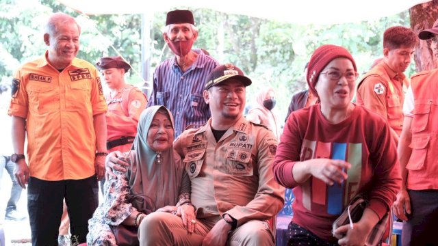 Bupati Gowa Adnan Purichta Ichsan saat hadir langsung di tengah-tengah lokasi warga terdampak longsor di Kecamatan Parangloe. (Dok. Humas Gowa)