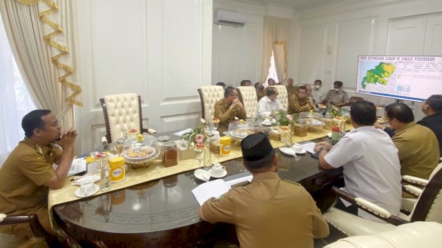 Rapat Evaluasi penanganan Banjir berlangsung di Rumah Jabatan Gubernur Sulsel, Senin (21/11/2022). (Istimewa)