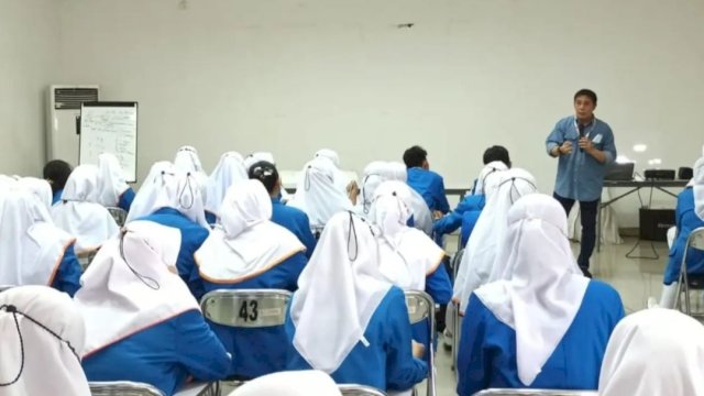 Ketua PMI Kota Makassar Syamsu Rizal (Deng Ical) saat memberikan pembekalan kepada mahasiswa Poltekkes Kemenkes Makassar untuk melakukan yang akan melakukan magang atau praktek manahemen Bencana, Selasa (22/11/2022). (Istimewa)