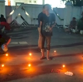 Demo Bupati Syamsari Kitta, Ratusan Warga Takalar Nyalakan Lilin di Rujab