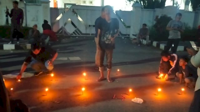 Ratusan Massa pendukung Cakades di Takalar membakar lilin hingga Tahlilan dan Shalawatan di Depan Rujab Bupati di Jalan Jendral Sudirman, Kecamatan Pattallassang, Kabupaten Takalar, Selasa (22/11/2022). (Istimewa)