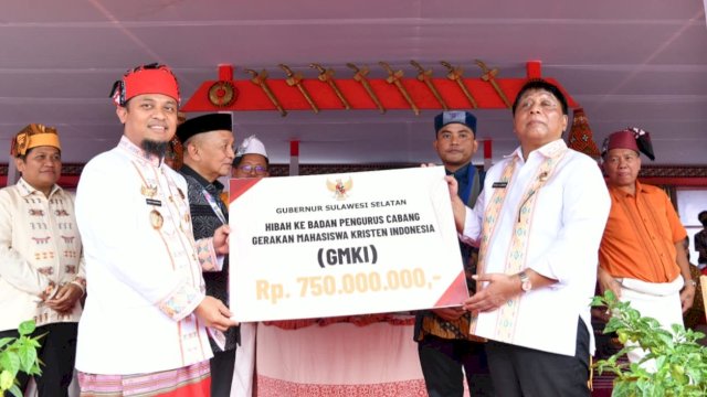 Gubernur Sulsel Andi Sudirman Sulaiman, menyerahkan bantuan hibah Rp 750 juta secara simbolis kepada GMKI yang diterima oleh Bupati Tana Toraja Theofilus Allorerung, Selasa (22/11/2022). (Istimewa)