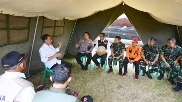 Presiden Jokowi memberikan arahan Penanggulangan Bencana di Lokasi Gempa di Cianjur, (Foto: Setpres)