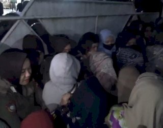 Tak Ditemui Syamsari Kitta Saat Demo, Emak-emak Berontak Paksa Masuk Rujab Bupati Takalar