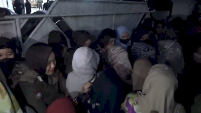 Emak-emak (Ibu-ibu) pendukung Kepala Desa di Kabupaten Takalar yang tidak lolos terlihat saling dorong dengan Polisi yang berjaga di Rujab Bupati saat menggelar aksi unjuk rasa penolakan Proses Pemilihan Kepala Desa yang dianggap syarat kepentingan, pada Selasa (22/11/2022) malam. (Istimewa)