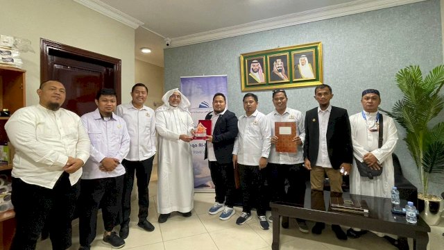 Rombongan KADIN Gowa saat melakukan kunjungan ke Liqoi Al-Masyair yang dipimpin Mahmod Eysa dan Syeikh Abdul Aziz di Kota Madinah, Arab Saudi, kemarin. (Dok. Humas KADIN Gowa)