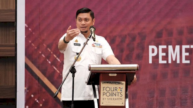 Bupati Gowa Adnan Purichta Ichsan saat membuka Rapat Koordinasi Pemetaan Tempat Pemungutan Suara (TPS) Pemilihan Umum Tahun 2024, di Four Points Hotel By Sheraton Makassar, kemarin. (Dok. Humas Gowa)