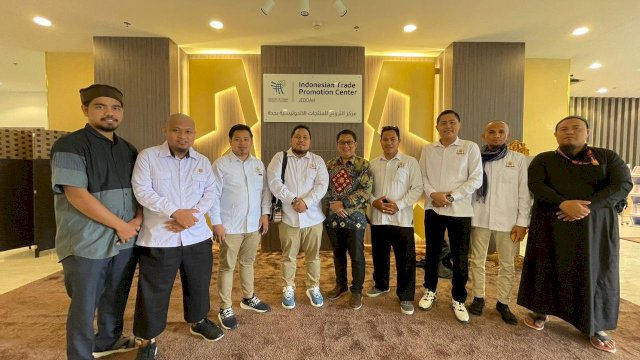 Ketua KADIN Gowa Ardiansyah Arsyad (keempat kiri) bersama Direktur ITPC  Muhammad Rivai Abbas (kelima kanan) didampingi rombongan Pengurus KADIN Gowa saat melakukan kunjungan kerja di Kantor Perwakilan Perdagangan Indonesia, di Kota Jeddah. (Dok. Humas KADIN Gowa)