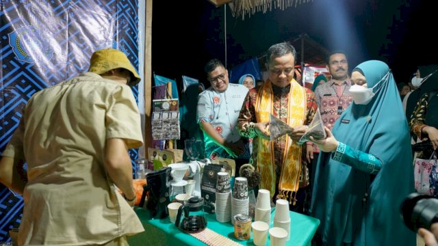 Gubernur Sulsel Andi Sudirman Sulaiman, bersama Isterinya yang juga ketua TP PKK Sulsel Naoemi Octarina meninjau Stand pada Ekspo UMKM di Taman Pusaka, Kabupaten Kepulauan Selayar, Rabu (23/11/2022). (Istimewa)