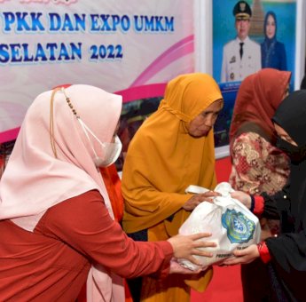 Di Selayar, Gubernur dan Ketua PKK Sulsel Bagi-bagi Ratusan Paket Sembako