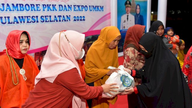 Ketua TP PKK Sulsel Naoemi Octarina, saat menyerahkan pakat sembako kepada warga Selayar, Rabu (23/11/2022). (Istimewa)