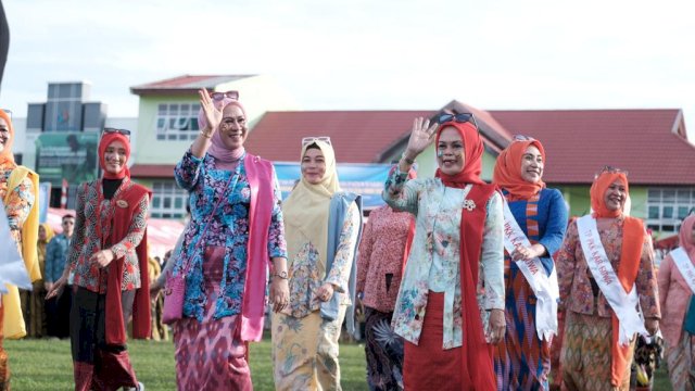 Rombongan devile TP PKK Kabupaten Gowa menggunakan pakaian adat tradisional di berbagai daerah saat meramaikan pembukaan Jambore PKK Sulsel, di Kabupaten Selayar, kemarin. Tujuannya untuk memperkenalkan pakaian nusantara secara luas. (Dok. Humas Gowa)