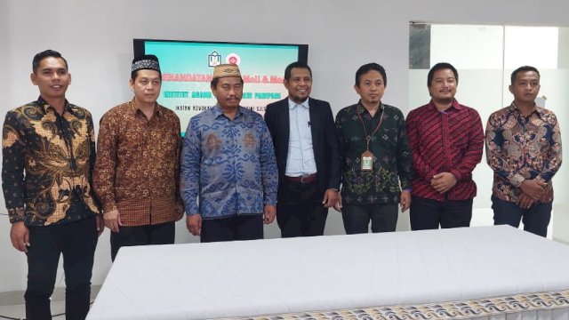 DPD IKADIN Sulsel bersama IAIN Parepare mengagas program kerjasama peningkatan kualitas pendidikan hukum melalui MoU Pendidikan Kemahiran Advokat (PKA). Kerjasama ini ditandatangani di Aula Rektorat IAIN Parepare, Kamis (23/11). (Dok. DPD IKADIN Sulsel)