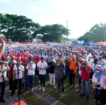 Anti Mager di Selayar, Gubernur Andi Sudirman Bagikan Bibit Jeruk Keprok