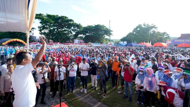 Gubernur Sulsel Andi Sudirman Sulaiman, melepas ribuan masyarakat Kepulauan Selayar yang mengikuti Sulsel Anti Mager, Kamis (24/11/2022). (Istimewa)