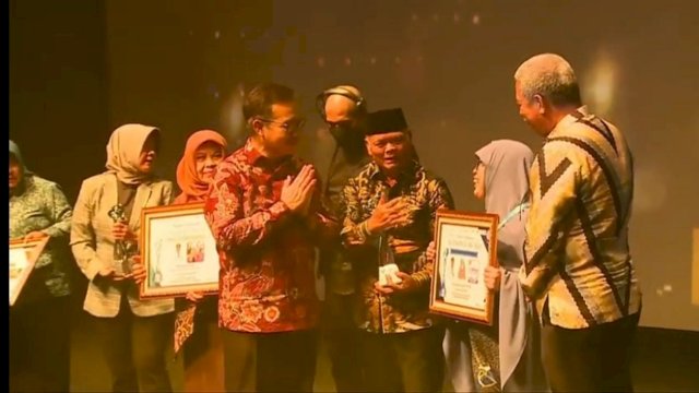 Bupati Enrekang Muslimin Bando, saat menerima penghargaan dari Kepala BKKBN RI Hasto Wardoyo, Kamis (24/11/2022). (Istimewa)