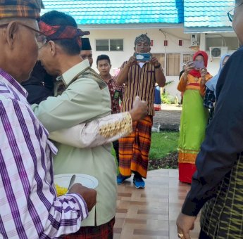 Hari Guru Nasional 2022, Bupati Wakatobi Peluk dan Cium Tangan Gurunya Hingga Teteskan Air Mata