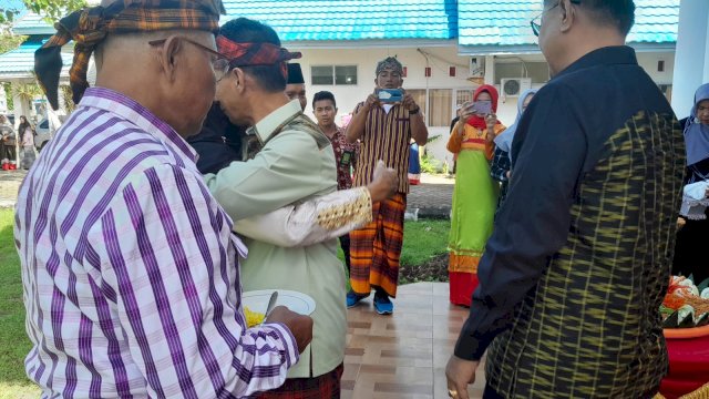 Dalam suasana haru, Bupati Wakatobi, Haliana, memeluk satu-persatu ke empat gurunya usai memberikan potongan nasi tumpeng usai Upacara Hari Guru Nasional 2022 di Halaman Apel Sekretariat Daerah Wakatobi, Jumat (25/11/2022). (Istimewa)