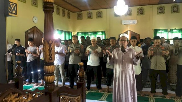 Jajaran Polres Wakatobi, melaksanakan Salat Gaib untuk korban meninggal bencana gempa Cianjur di Masjid Ar- Raudah Polres Wakatobi, Jumat (25/11/2022). (Istimewa)