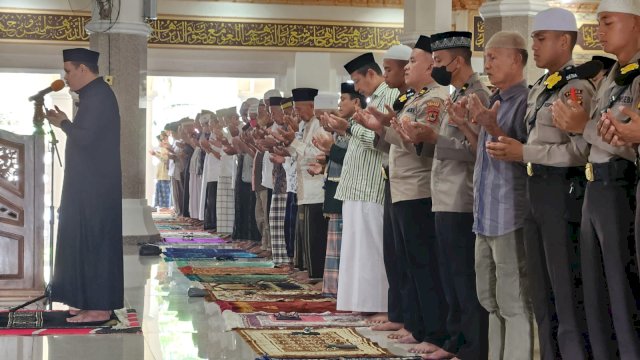 Ratusan personel Polres Soppeng bersama warga melaksanakan Salat Gaib di Masjid Agung Darussalam Watansoppeng, Jumat (25/11/2022). (Istimewa)