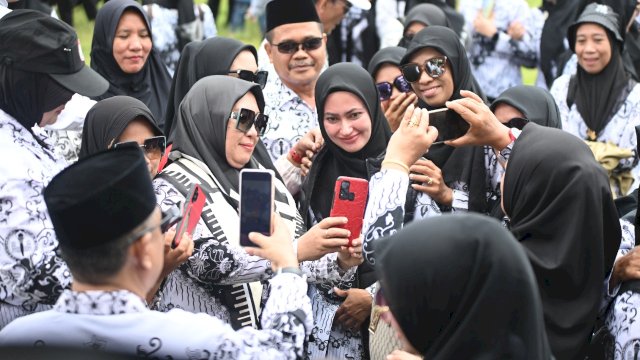 Bupati Luwu Utara Indah Putri Indriani berswa foto bersama para guru usai memimpin upacara peringatan HUT PGRI Ke-77 dan Peringata Hari Guru Nasional. Jumat (25/11/2022)