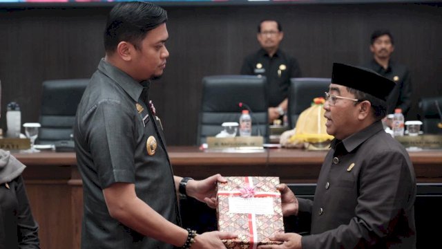 Bupati Gowa Adnan Purichta Ichsan saat menyerahkan Nota Keuangan dan Ranperda tentang APBD Tahun Anggaran 2023 kepada Ketua DPRD Kabupaten Gowa Rafiuddin, di Ruang Rapat Paripurna DPRD, kemarin.