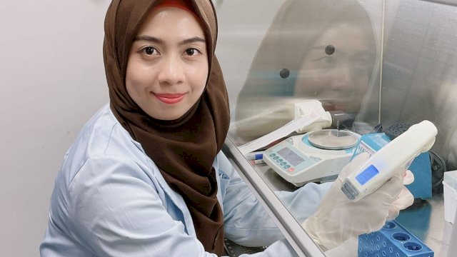 Peneliti yang juga dosen Fakultas Farmasi Unhas Nurhasni Hasan, menjadi salah satu penerima L'Oreal UNESCO For Woman on Science Internasional Award. Idenya meneliti Tambara Marica sebagai pengobatan kanker paru-paru mendapatkan apresiasi dari L'Oreal-UNESCO. (Dok. Istimewa)