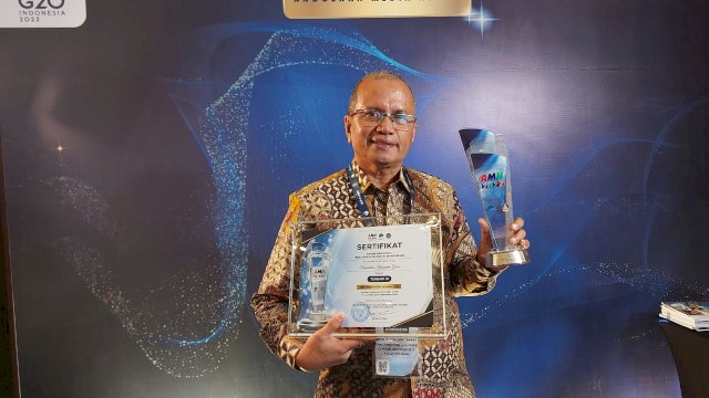 Kepala Dinas KominfoSP Kabupaten Gowa, Arifuddin Saeni saat menerima penghargaan AMH 2022, di Kraton Grand Ballroom, Jogjakarta Marriot Hotel. (Dok. Humas Gowa)