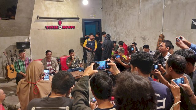 Mantan Pimpinan Cabang Pembantu Bulog Pinrang, Radityo Wiratama Putra Sikado (tengah) saat menggelar konferensi pers di Kota Makassar, Jumat (25/11/2022). (Foto: Istimewa)