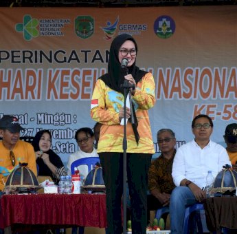 Buka Peringatan HKN Ke-58 di Pantai Seta-Seta, Bupati Lutra: Ciptakan Inovasi di Sektor Kesehatan
