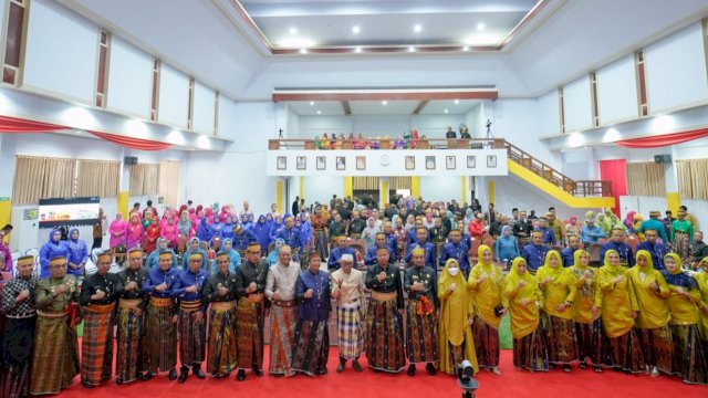 Gubernur Sulsel Andi Sudirman Sulaiman, bersama Jajaran Pemkab Selayar dan DPRD usai mengikuti Rapat Paripurna DPRD Selayar dalam rangka memperingati 417 Kepulauan Selayar, Jumat (25/11/2022). (Istimewa)