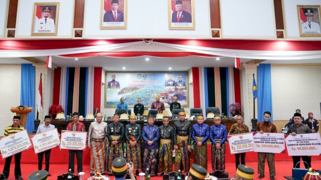 Gubernur Sulsel Andi Sudirman Sulaiman, menyerahkan bantuan kepada kelompok-kelompok nelayan di Kabupaten Kepulauan Selayar, Jumat (25/11/2022). (Istimewa)