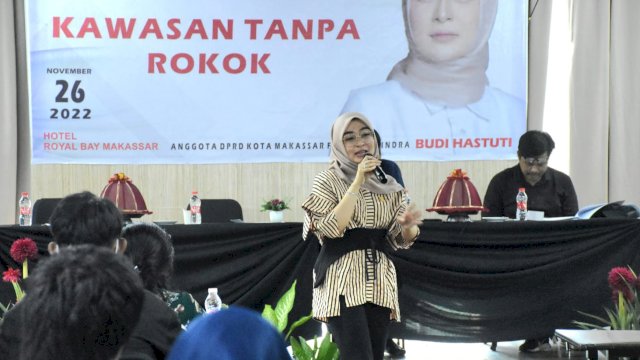 Anggota DPRD Kota Makassar Budi Hastuti, saat mensosialisasikan Perda Nomor 4 Tahun 2013 Tentang KTR, Sabtu (26/11/2022). (Istimewa)