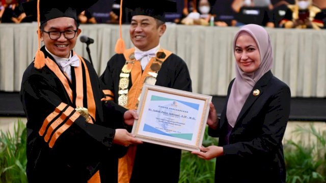 Deputi kebijakan pengembangan kompetensi aparatur sipil negara LAN RI Dr. Muhammad Taufiq DEA menyerahkan plakat penghargaan kepada Bupati Luwu Utara Indah Putri Indriani. Sabtu (26/11/2022)