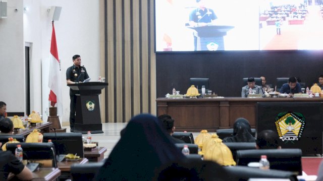 Bupati Gowa Adnan Purichta Ichsan saat menghadiri Rapat Paripurna tentang Pemandangan Umum Fraksi-Fraksi DPRD Kabupaten Gowa Atas Nota Keuangan dan Ranperda APBD TA 2023, di Ruang Rapat Paripurna DPRD Kabupaten Gowa, kemarin. (Dok. Humas Gowa)