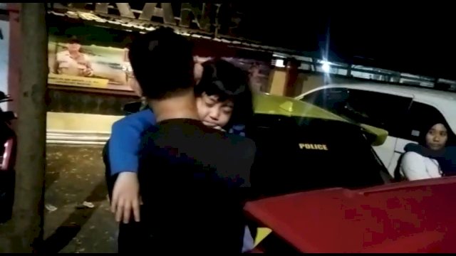 Andi Akhyuni bersama Anak dan Suaminya saat ditahan pihak Leasing di Parkiran Mall Panakkukang, Jumat (25/11/2022). (Istimewa)