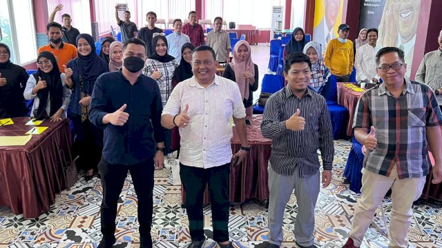 Ket : Plt Kepala Diskominfo Parepare, Iskandar Nusu (baju Putih) bersama kru TV dan Radio Peduli (Humas Kominfo Parepare)