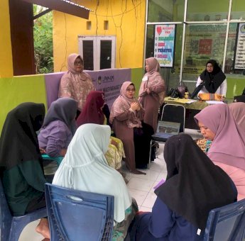 PKM Farmasi UMI Ajar Ibu-ibu PKK Buat Cookies untuk Penderita Kolesterol