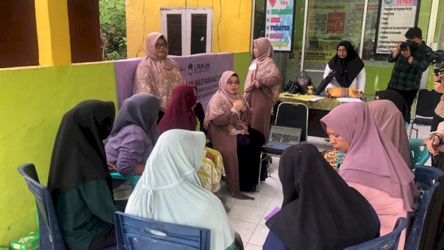 Program Kemitraan Masyarakat, Fakultas Farmasi, Universitas Muslim Indonesia saat memberikan pelatihan pembuatan cookies sehat untuk penderita kolesterol kepada ibu-ibu PKK di Desa Paddinging, Kecamatan Sanrobone. (Dok. Istimewa)