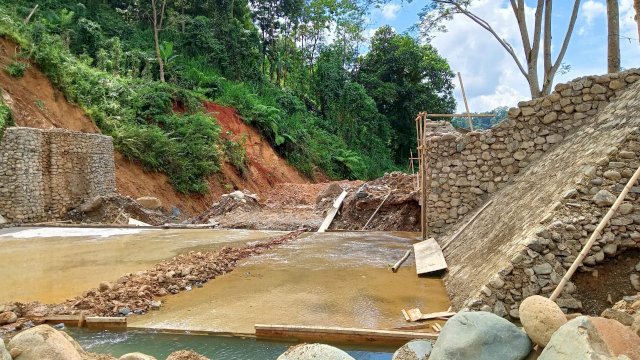Proyek Bendungan Daerah Irigasi Kambuno yang menelan anggaran Rp14 Miliar Lebih. (Foto: BPBD Sinjai)