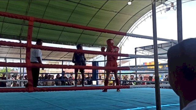 Pertandingan Atlet Muaythai Kabupaten Buton Tengah melawan Atlet Muaythai Kota Kendari di Porprov Sulawesi Tenggara ke-XIV yang diselenggarakan di Pasarwajo, Kabupaten Buton. (Istimewa)
