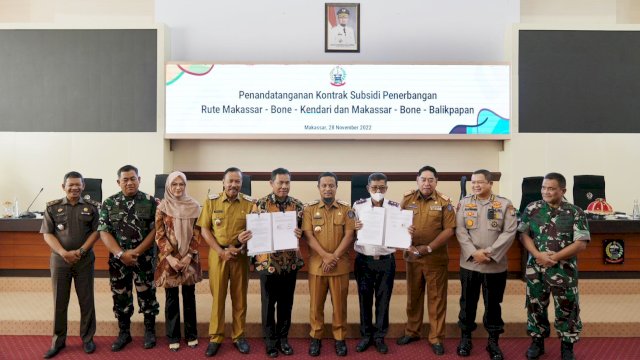 Penandatanganan MoU antara Pemprov Sulse, Pemprov Sulel dan Pihak Maskapai Susi Air, Senin (28/11/2022). (Istimewa)